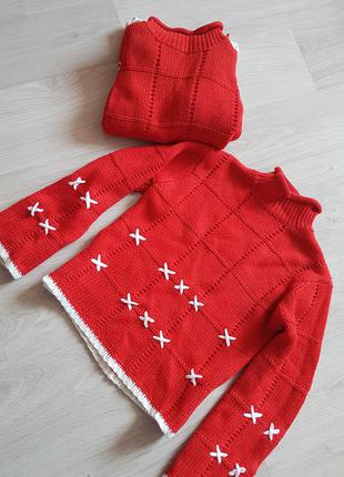 Яркий рождественский свитер с широкими рукавами