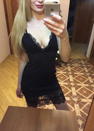 Сексуальное чёрное платье с кружевом и декольте4 фото