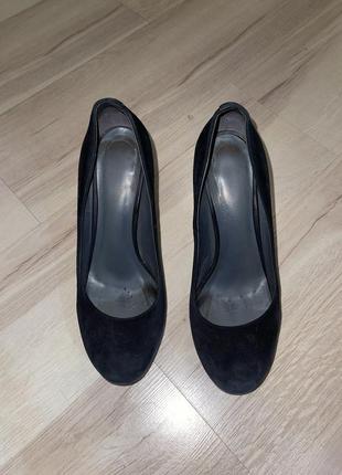 Туфли замшевые чёрные на каблуке3 фото