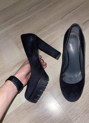 Туфли замшевые чёрные на каблуке8 фото