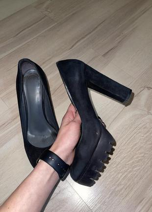 Туфли замшевые чёрные на каблуке4 фото
