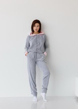 Жіночий велюровий костюм світло-сірий