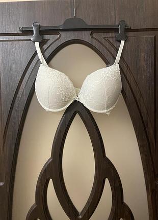 Очень красивый белоснежный бюстгальтер