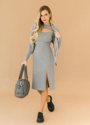 Світло-сіра трикотажна сукня з вирізом