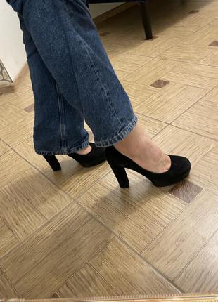 Туфли замшевые чёрные на каблуке2 фото