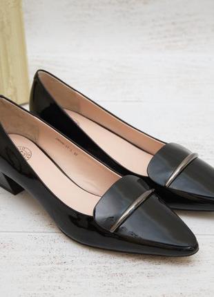 Стильні жіночі лакові туфлі невисокий каблук vasari черные 855d-17-1