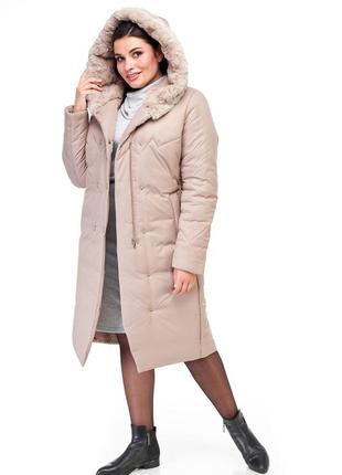 Женское зимнее пальто на синтепухе ниже колена с мехом и капюшоном цвет мокко от 48 до 62 большие размеры2 фото