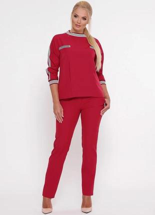 Костюм с брюками и асимметричной блузкой, бордового цвета, большого размера от 48 до 561 фото