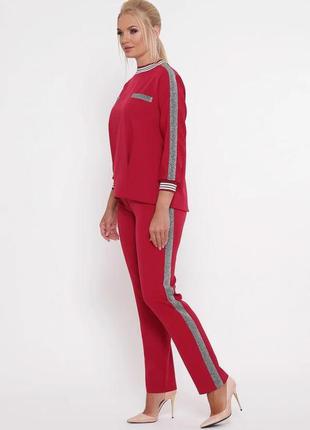 Костюм с брюками и асимметричной блузкой, бордового цвета, большого размера от 48 до 564 фото