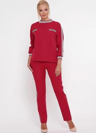 Костюм с брюками и асимметричной блузкой, бордового цвета, большого размера от 48 до 563 фото