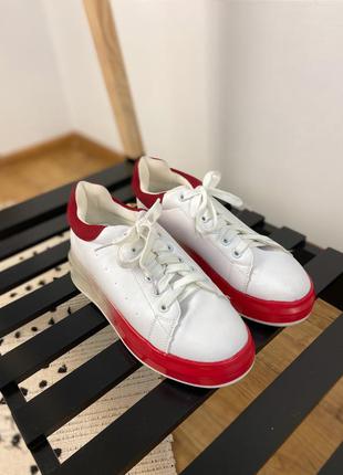 Белые кроссовки с красной подошвой1 фото