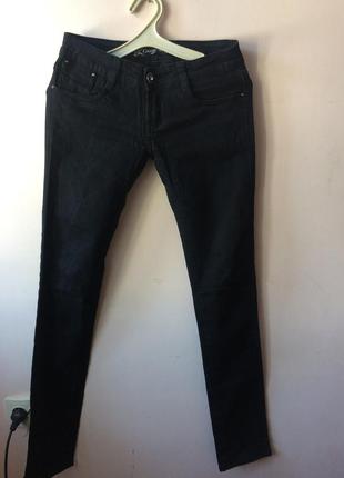 Чорні джинси
