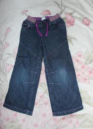 Удобные и стильные джинсы на девочку 4-5 лет.