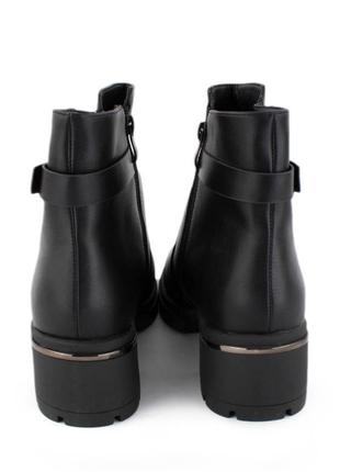 Женские зимние ботинки из эко-кожи на каблуке4 фото