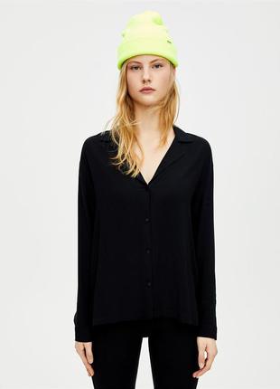 Рубашка чёрная базовая на пуговицах с отложным воротником и боковыми разрезами pull & bear