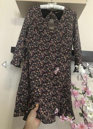 Літнє плаття з гарним вирізом на спині,