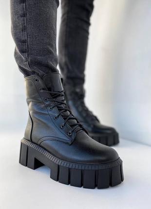 Жіночі зимові шкіряні черевики чорний на платформі, чоботи короткі на дівчину