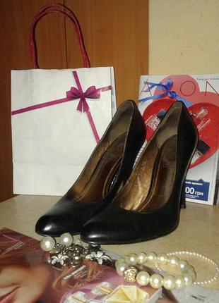 Шкіряні туфельки на шпильці