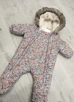 Красивый демисезонный комбинезон на 0-3месяца