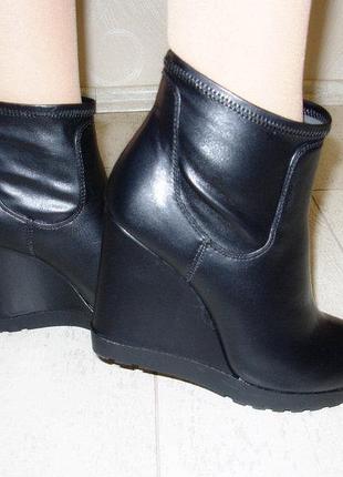 Ботильоны женские черные на танкетке