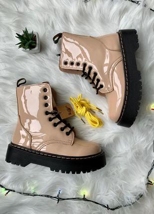 Женские зимние лакованые кожаные ботинки на меху бежевые dr. martens jadon🆕