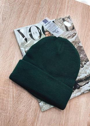Трендовая, базовая, темно-зеленая шапка унисекс