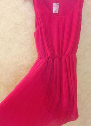 Малиновое платье-плиссе