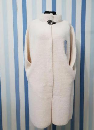 Шикарное пальто с брошью,последнее.