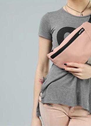 Удобная женская поясная, наплечная сумка бананка на пояс, через плечо экокожа светло-розовая, пудра4 фото