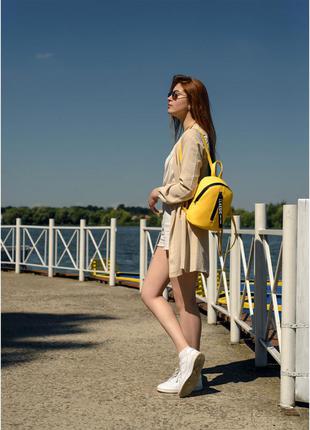 Модный женский небольшой желтый рюкзак городской, повседневный матовая эко-кожа4 фото