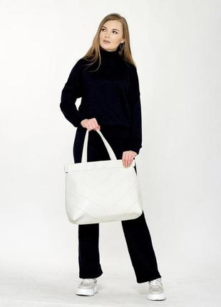 Вместительная белая женская сумка шоппер с двумя ручками из матовой экокожи5 фото