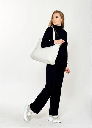 Вместительная белая женская сумка шоппер с двумя ручками из матовой экокожи3 фото