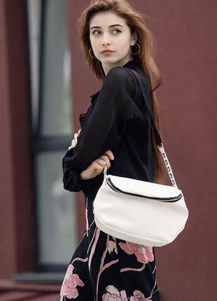 Модная белая женская сумка из матовой эко-кожи с длинным ремешком через плечо7 фото