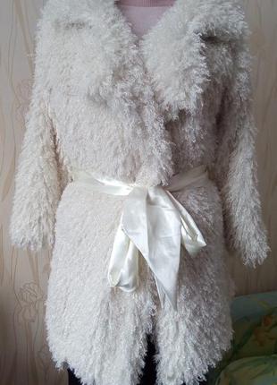 Стильная белая шубка из меха ламы в стиле glamour -shick by new look.
