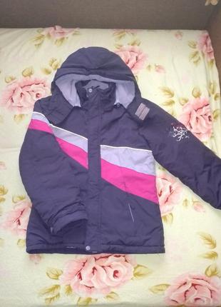 Курточка схожа на лижну