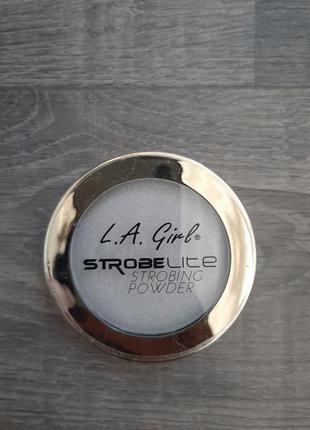 L.a.girl
пудра strobe lite подчеркивает черты лица, создавая глубину и объем в точках, куда обычно падает свет5 фото