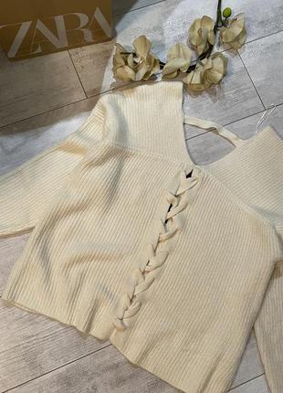 Объёмный свитер в молочном цвете6 фото