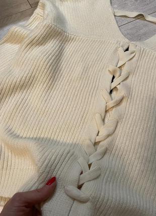 Объёмный свитер в молочном цвете7 фото