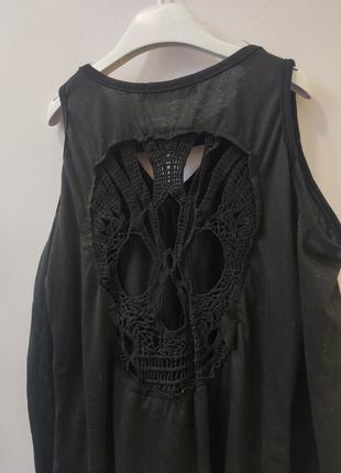 Чернон платье туника с черепом на спине и оголенными плечами