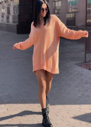 Персиковый модный тёплый женский свитер уютный удлиненный к. 2638 фото