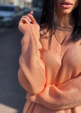 Персиковый модный тёплый женский свитер уютный удлиненный к. 2633 фото