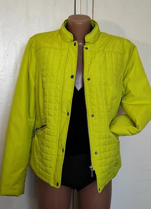 Куртка женская салатового цвета на молнии с воротничками.