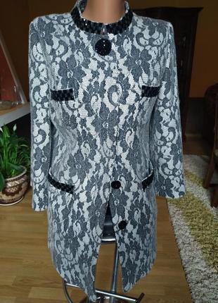 Півпальто ошатнішою, класичне, шикарне.