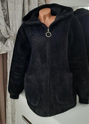 Куртка с альпаки с капюшоном.