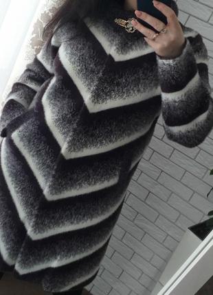 Шикарное пальто с брошью,модный принт ёлочка.1 фото
