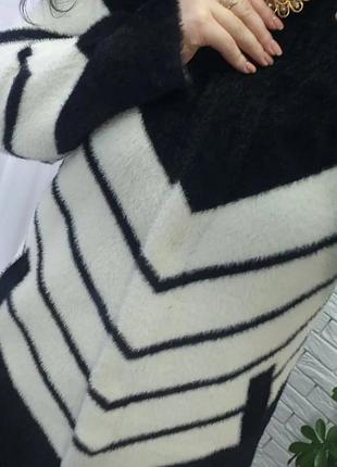 Шикарні пальто з альпаки,комір стійка з брошкою .