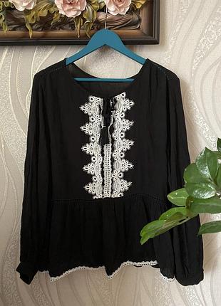 Чорна блузка батал з вишивкою marks & spenser