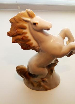 Фарфоровая статуэтка "вздыбленный конь"3 фото