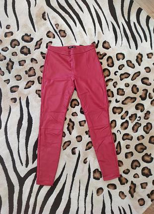 Красные штаны скинни bershka