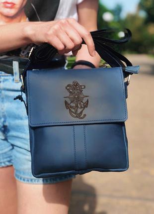Синяя кожаная сумка с гравировкой якоря